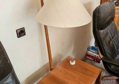 Mid-Century Modern Stehlampe aus Teakholz mit Stoffschirm und passendem Holzbeistelltisch im skandinavischen Retro-Design.