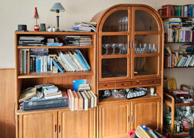 Gebrauchte rustikale Eichen-Schrankwand mit Bücherregal, abgerundeter Glasvitrine und Stauraum im klassischen 80er Jahre Design.